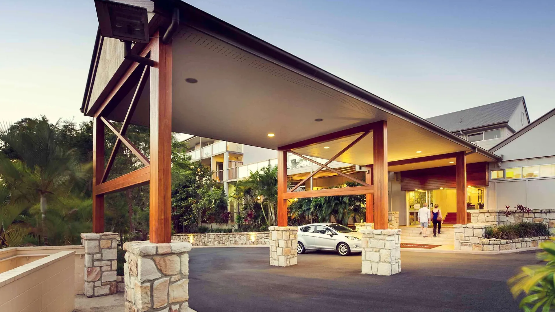 Mercure Clear Mountain Lodge contacts