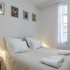 Chez Collette - Luxury In The Old Apartment